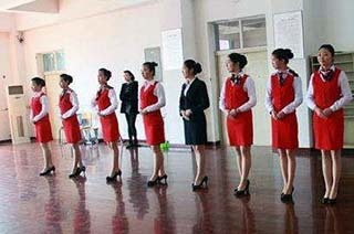 翱翔藍(lán)天，禮儀先行 四川航空學(xué)校空乘專業(yè)招生報(bào)名條件及禮儀服務(wù)解析